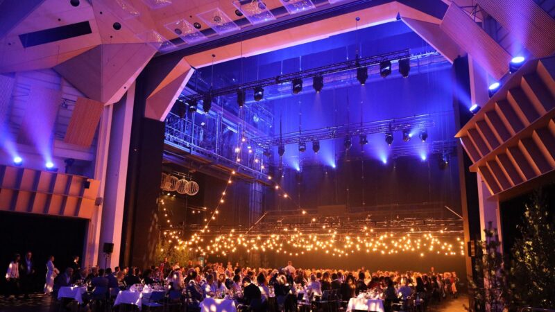 Iso sali illallinen. Dinner at Main Auditorium.