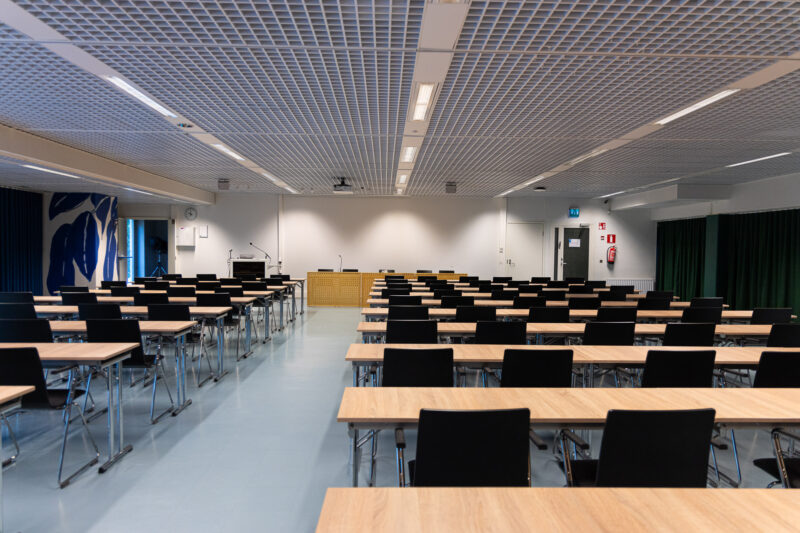 Sopraano pöytäryhmiltä, salin takaosasta kuvattu