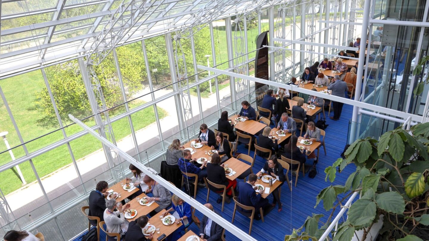Ihmisiä bisneslounaalla Majakka-tilassa Tampere-talossa. People having a business lunch in the Majakka room at Tampere Hall.