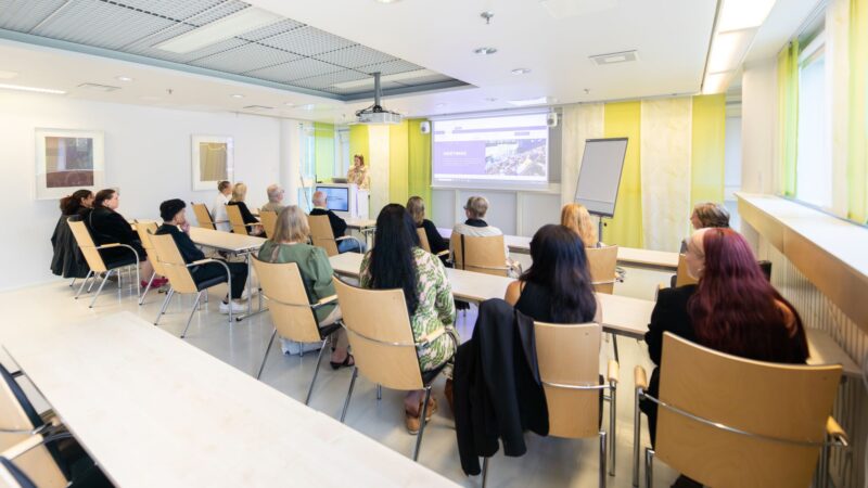 Ihmisiä Aaria -kokoustilassa Tampere-talossa