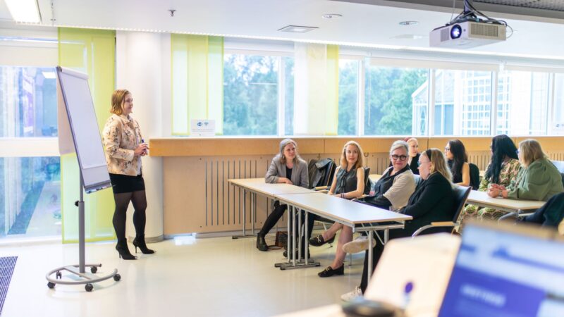 Ihmisiä Aaria -kokoustilassa Tampere-talossa