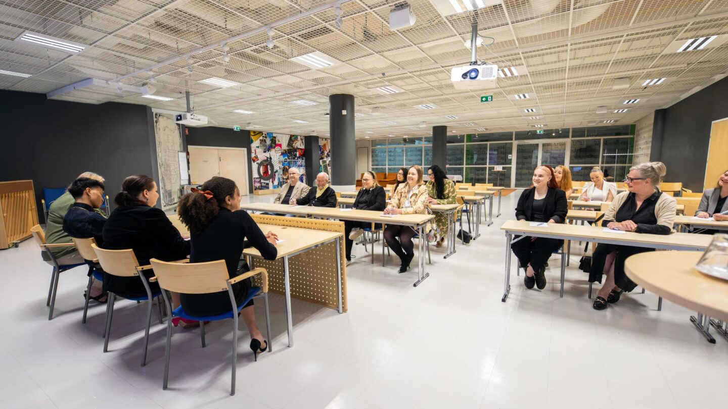 Ihmisiä kokoustamassa Sonaatti 2 tilassa Tampere-talossa. People having a meeting in the Sonaatti 2 meeting room at Tampere Hall.