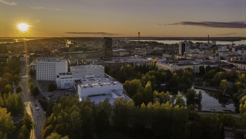 Tampere-talon ja Courtyard by Marriott Tampere City -hotellin muodostama hiilineutraali kortteli