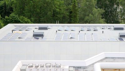 Tampere-talon katolla on kaikkiaan 514 aurinkosähköpaneelia.