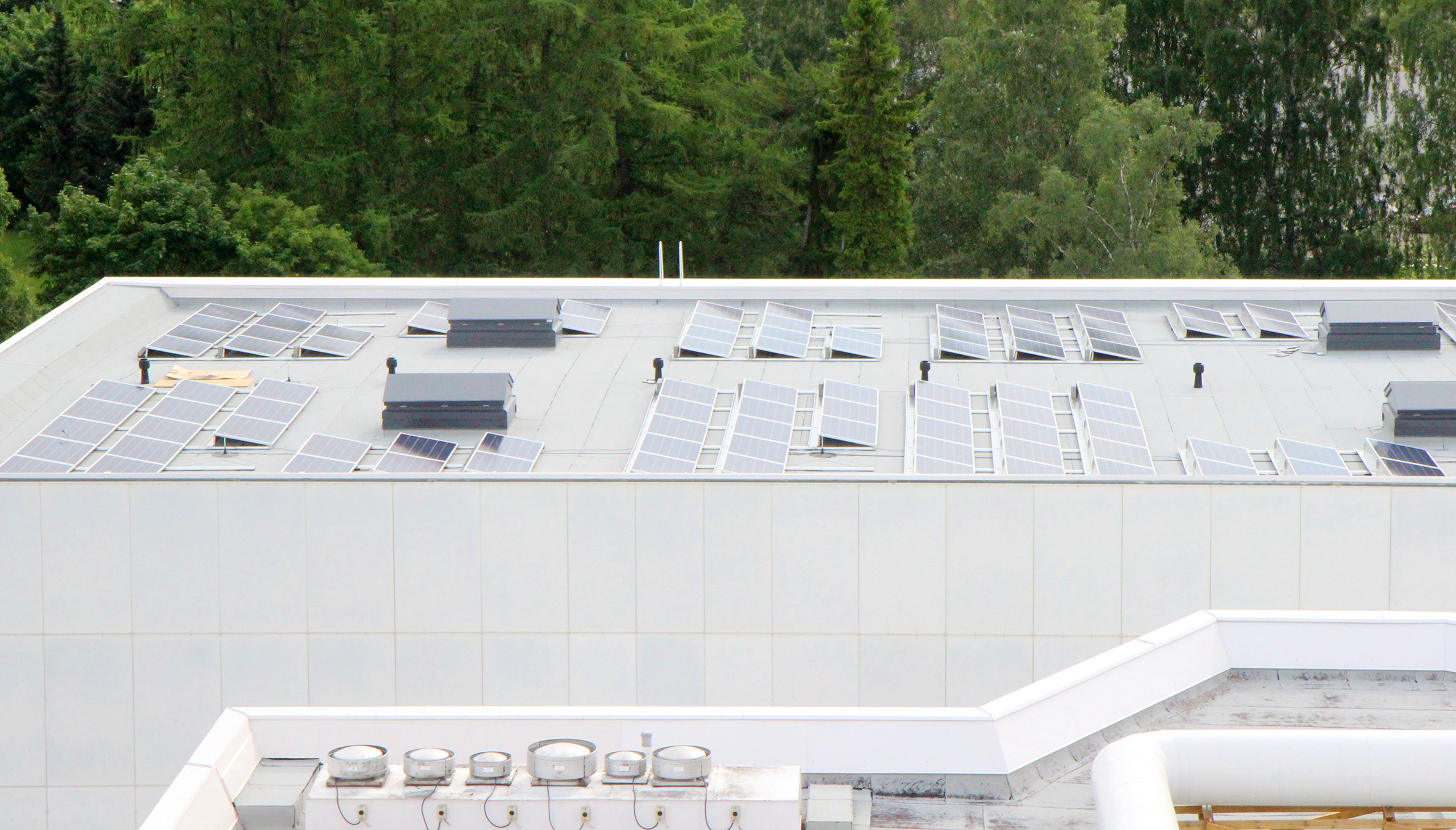 Tampere-talon katolla on kaikkiaan 514 aurinkosähköpaneelia.