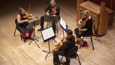 Viulisteja konserttisalissa Tampere Filharmonian Faunien iltapäivä konsertin mainoskuva