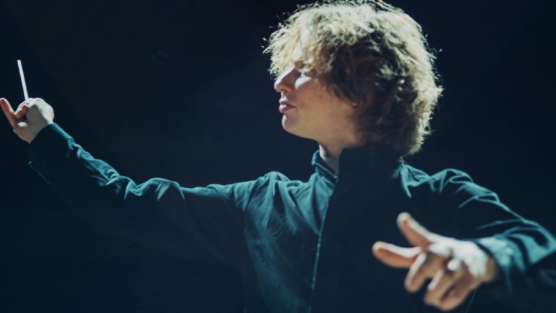 Tampere Filharmonian kapellimestari Santtu-Matias Rouvali konsertin mainoskuvassa