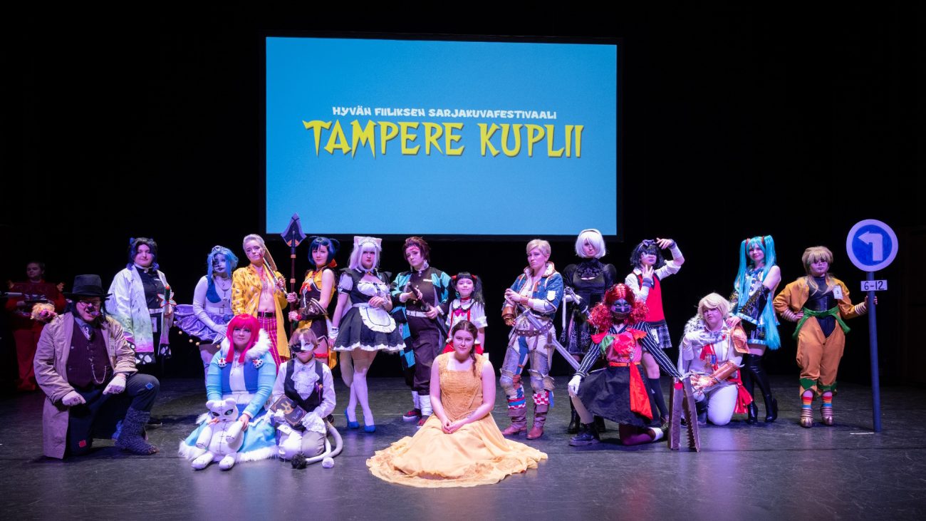 Tampere Kuplii -sarjakuvafestivaalin cosplay-kilpailun osallistujia Tampere-talon Ison salin lavalla