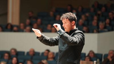 Tampere Filharmonia orkesterin ylikapellimestari Matthew Hall johtaa konserttia.