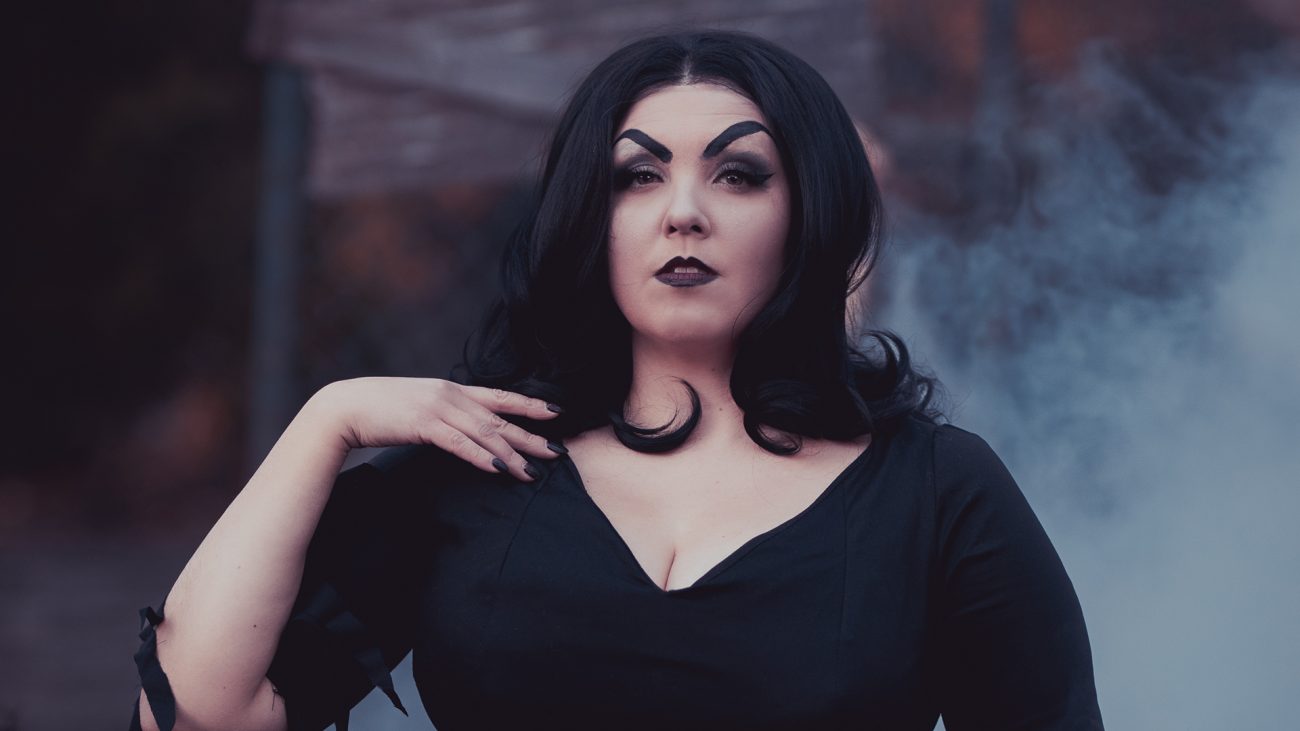 Burleskitaiteilija Olivia Rouge halloweenmeikissä.