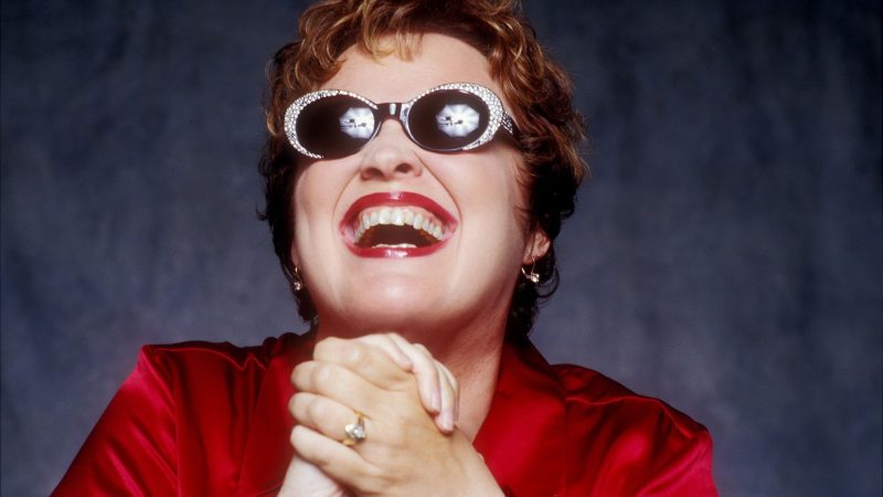 Laulaja Diane Schuur aurinkolasit päässä.