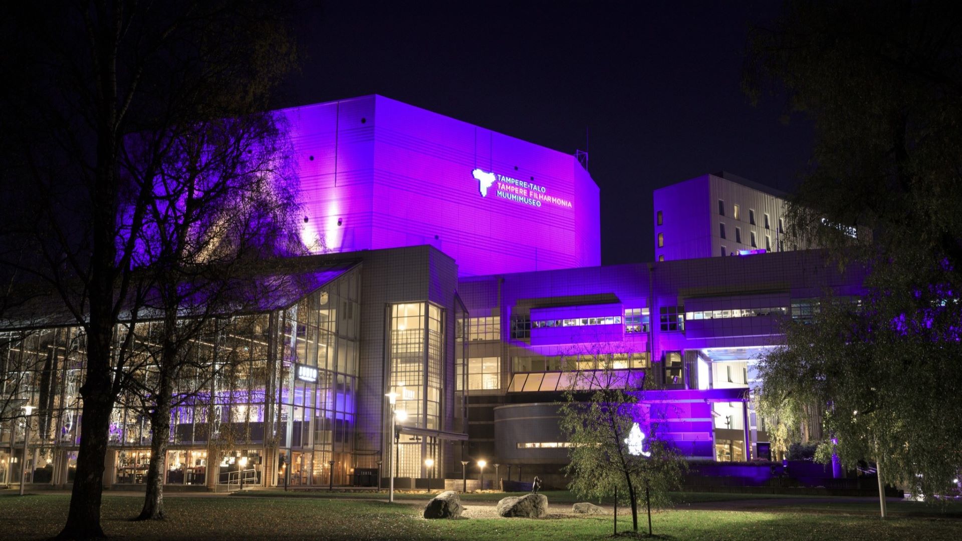 Tampere-talo pimeänä syysiltana valaistun violetiksi