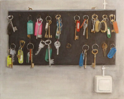 Avainkoukkuja, erilaisia avaimia ja monivärisiä avaimenperiä. Valokatkaisin