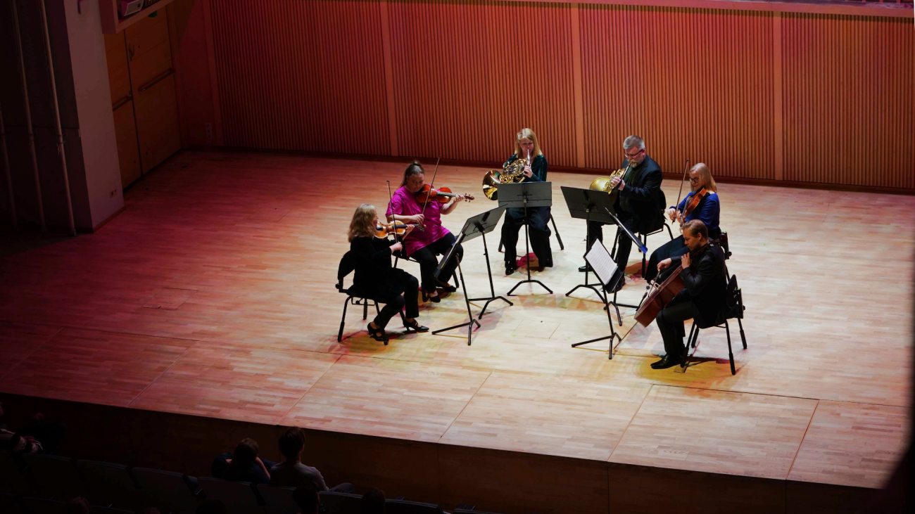 Klassisen musiikin soittajat lavalla.