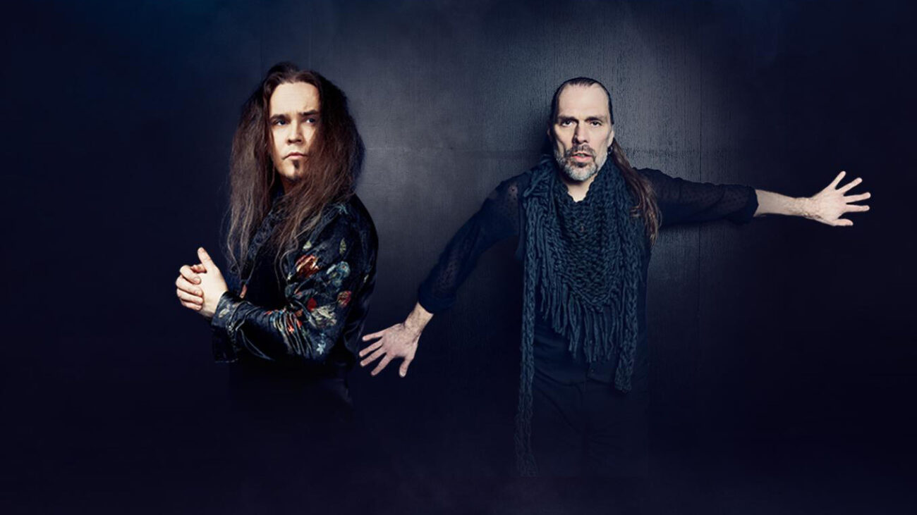 Jarkko Leppäluoto ja JP Ahola tummaa seinää vasten.
