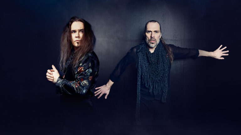 Jarkko Leppäluoto ja JP Ahola tummaa seinää vasten.