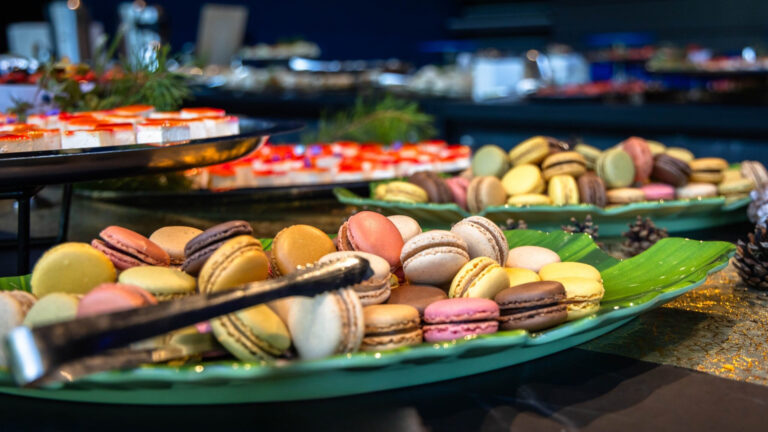 Herkullinen buffet-pöytä täynnä macaronseja, aprikoosileivoksia Tampere-talon Taidekahveilla.
