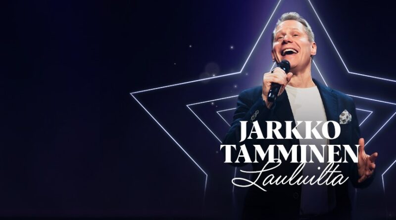 Mustaa taustaa vasten tähden muotojen keskellä artisti laulaa.
