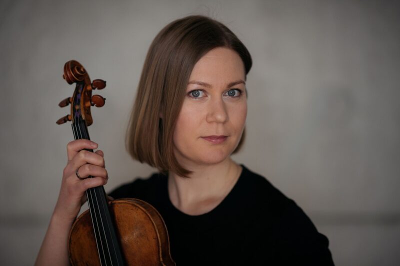 Viulisti Elina Päkkilä yhdessä viulunsa kanssa
