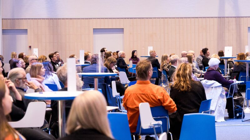 Bisnes & Kulttuuri seminaarin osallistujat kuuntelevat tarkasti puhujaa