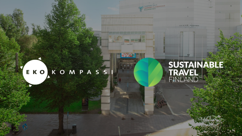 Talo Eventsin vastuullisuus: Kuva kesäisestä Tampere-talonpääovesta, jonka päällä Ekokompassin ja STF:n merkit