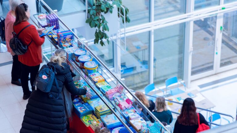 Tampereen Kirjafestareiden kävijöitä
