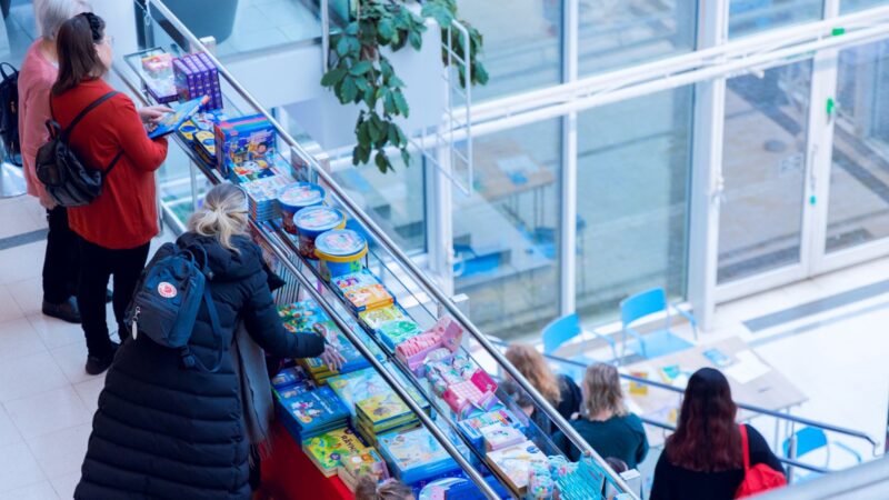 Tampereen Kirjafestareiden kävijöitä