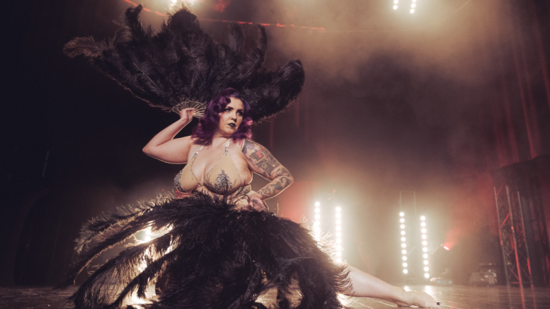 Kuvassa burlesquetaiteilija Olivia Rouge