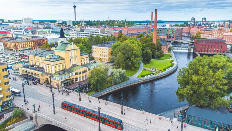 Tampere 360 Connect tapahtuman kansikuvassa nähdään Tampereen keskusta illmakuvassa