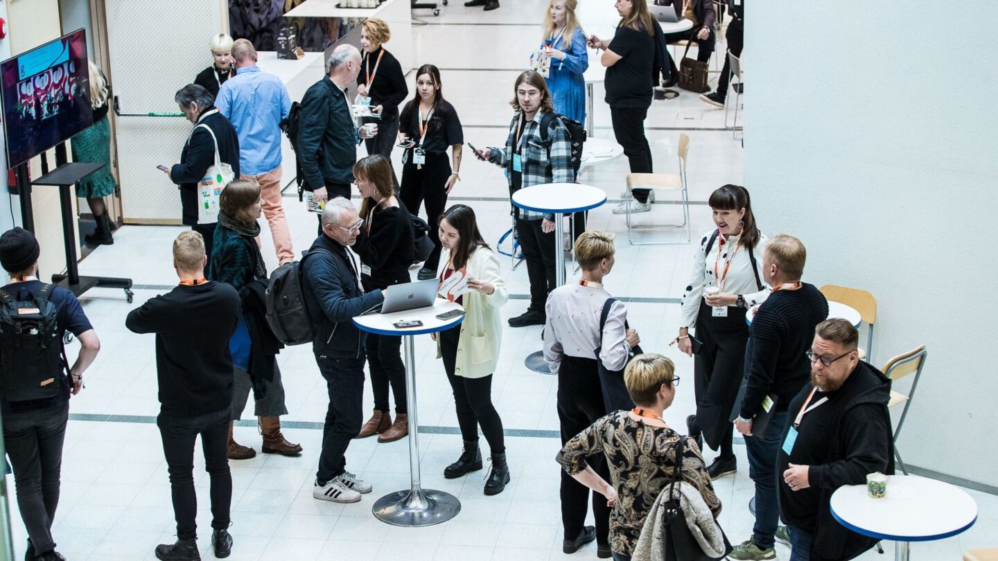 Messutunnelmaa Tampere-talon aulassa