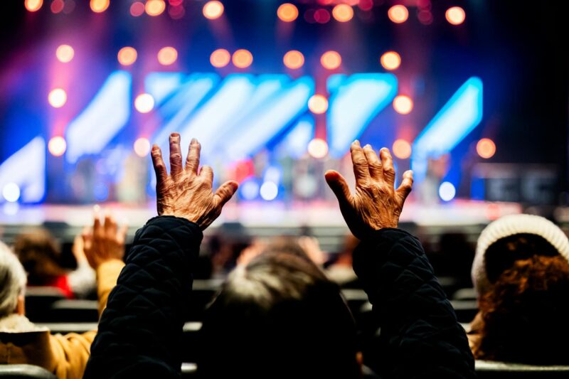 Kuvituskuva vanhuksesta konsertissa.