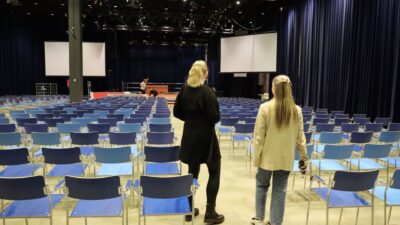 Tuotannonasiantuntijat seuraavat tapahtuman rakennusta Tampere-talon Sorsapuistosalissa