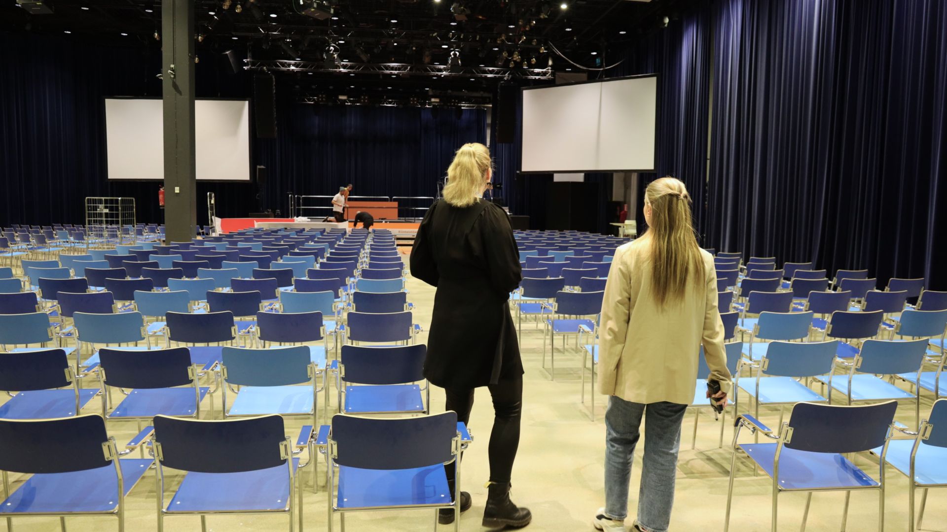 Tuotannonasiantuntijat seuraavat tapahtuman rakennusta Tampere-talon Sorsapuistosalissa