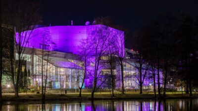 Tampere-talo violetissa ulkovalaisussa
