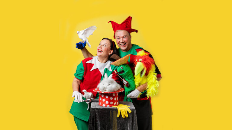 kuva taikurista ja avustajasta