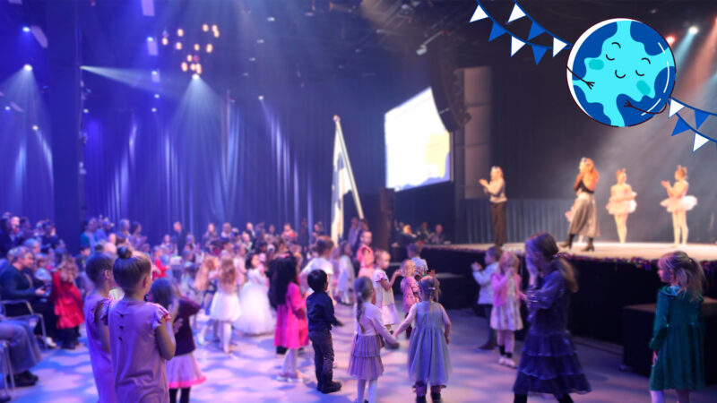 lapsia_juhlimassa_itsenaisyyspaivaa