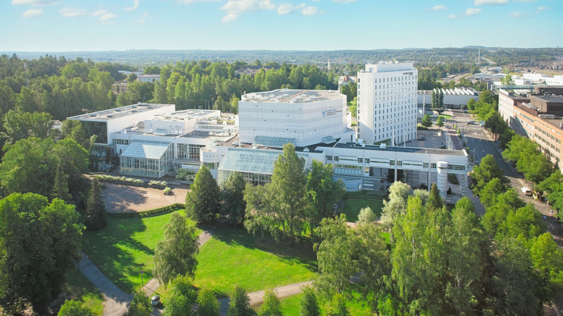 Tampere-talo ilmakuvassa kesällä