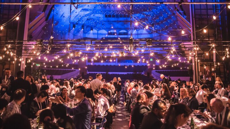 Illallinen ison salin lavalla Tampere-talossa