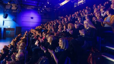 Yleisöä seuraamassa Tampere-talon mAestro-salin ohjelmaa.