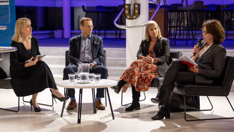 kuva_keskustelijoista