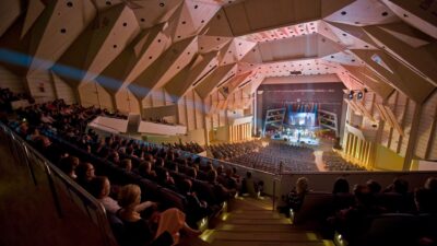 Tampere-talon Iso sali kuvattuna yläparvelta lavalle