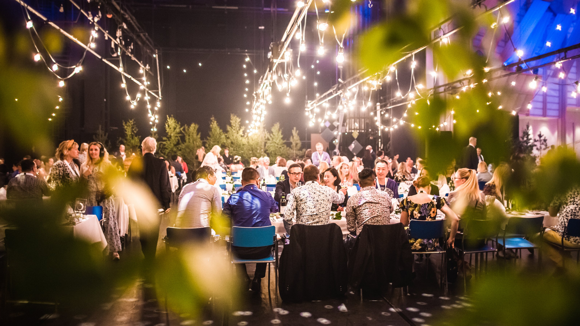 Events services are having a corporate events in Tampere Halls Park hall where people are eating