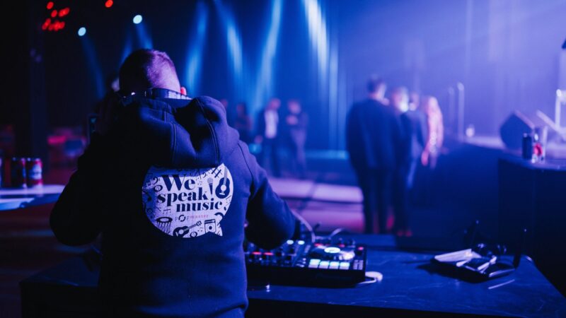 Dj soittamassa musiikkia iltajuhlassa