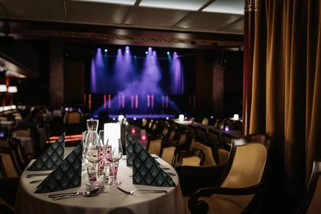Onko parempaa tapaa nauttia viihteestä, kuin herkullisen illallisen kera?🍷🍝

Meillä Tuulensuun Palatsissa sekin on mahdollista! Useat tapahtumamme sisältävät myös show & dinner- mahdollisuuden joko ennen esitystä tai esityksen aikana. Keittiömme suussa sulavat tarjoilut nostavat viihdekokemuksen täysin uudelle tasolle! 👌

Tässä muutamia esimerkkejä syksyn monipuolisesta show & dinner valikoimasta:

😂 Ke 24.9. Stand Up: Sean McLoughlin – White Elephant K18
👻 La 11.10. Horror & Tease Burlesque show
🎭 Su 26.10. Neljä pientä annosta
🎵 La 13.12. Jazzjoulu

👉Lisätiedot ja liput: tampere-talo.fi 

#showanddinner #TuulensuunPalatsi #Tampereellatapahtuu #Tampere #menovinkit