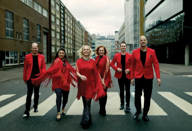 We will rock you helmikuussa 2026! 🔥

Lauluyhtye Rajaton ja Tampere Filharmonia nousevat jälleen yhdessä Tampere-talon Ison salin lavalle helmikuussa 2026 – ja nyt rokataan Queenin tahtiin! 🤘

Konserteissa kuulet mm. hitit We Will Rock You, I Want It All, We Are The Champions ja The Show Must Go On, muita kaikkien aikojen rocklegendan hittiklassikkoja unohtamatta. 💯

To 5.2. ja pe 6.2.2026 klo 19, Tampere-talo, Iso sali
Rajaton & Tampere Filharmonia:
Queen – We will rock you! 🔥
Nick Davies, kapellimestari
Lauluyhtye Rajaton
Tampere Filharmonia

Parhaillaan Houstonissa, Yhdysvalloissa esiintyvä lauluyhtye Rajaton kiertää Abba-, Bee Gees - ja Queen -konserttikokonaisuuksilla menestyksekkäästi ympäri maailmaa. Tamperelaisyleisöä Rajaton hurmasi viimeksi Tampere Filharmonian Puistokonsertissa Sorsapuistossa elokuussa 2024.

Tampere Filharmoniaa Queen-konserteissa johtaa Vantaan Viihdeorkesterin ylikapellimestari ja taiteellinen johtaja Nick Davies. Hänet tunnetaan myös laajasti musikaali- ja teatterikapellimestarina Suomessa ja kansainvälisesti.

Tampere Filharmonia julkaisee kauden 2025/26 ohjelmistoaan Tampere-talossa tiistaina 20.5. klo 17.30 ja ensi syksyn lipunmyynti alkaa tilaisuuden jälkeen klo 18.15. Samaan aikaan avautuu lipunmyynti kevään 2026 Rajaton & Tampere Filharmonia: Queen – We will rock you! -konsertteihin. 🤩

Lisätiedot: 👉 tamperefilharmonia.fi

📷 Katariina Letti

@rajatonofficial @tamperefilharmonia #Rajaton #TampereFilharmonia #QueenTribute #acappella #Tampere #sinfoniaorkesteri #Tamperetalo #menovinkit