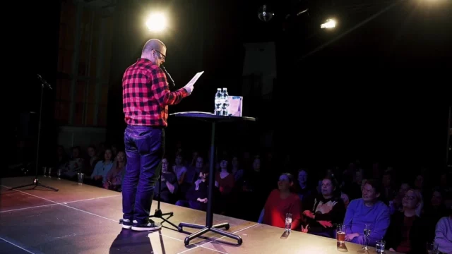 Päiväkirjaklubissa nauretaan kippurassa tällä viikolla!

Päiväkirjaklubi on ilmiö, jolle ei näy loppua. Klubin perustajat, stand up -koomikot Risto K. Järvinen ja Eeva Vekki sekä sadat muut entiset nuoret ovat lukeneet päiväkirjamerkintöjään loppuunmyydyille saleille ympäri Suomea jo yli kymmenen vuoden ajan. Vanhat päiväkirjamerkinnät ovat noloja, liikuttavia sekä myötähäpeää herättäviä - ja siksi niin hillittömän hauskoja.

📌 16.5. Päiväkirjaklubi saapuu Tuulensuun Palatsiin ja klubin vetäjät etsivät paikallisia lukijoita lavalle. Onko sinulla vintillä vanhoja päiväkirjoja, kouluaineita tai runoja? Ovatko ne käsittämättömän noloja? Hyvä! Ilmoittaudu mukaan pikimiten: paivakirjaklubi@gmail.com

STAND UP: PÄIVÄKIRJAKLUBI (K18)
📆 Pe 16.5. klo 19
📍 Tuulensuun Palatsi
🎫 Liput 19 € sisältäen narikan, opiskelijat 17 €

Vielä ehdit mukaan, osta liput nyt 👉 tampere-talo.fi/tapahtuma/stand-up-paivakirjaklubi-k18 

#päiväkirjaklubi #tuulensuunpalatsi #standup #tampere