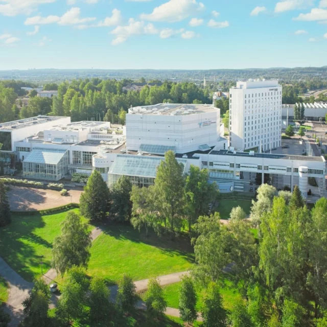 🌱 Hiilinielu täynnä!

Tampere-talon ensimmäinen oma hiilinielu on nyt istutettu täyteen – Mesikämmenpuiston alue Lempäälässä sitoo jopa 1000 tonnia hiilidioksidia seuraavan sadan vuoden aikana. 💚

Yhdessä asiakkaidemme kanssa olemme istuttaneet 2660 puuntainta alueelle, joka ei olisi metsittynyt luonnollisesti. Jokainen puu on teko paremman tulevaisuuden puolesta.

🌍 Vastuullisuus on meille konkreettisia tekoja – seuraava hiilinielumme syntyy pian Mikkelin Kovalansuolle.

Lue tiedote 👉 https://www.tampere-talo.fi/ajankohtainen/tampere-talon-ensimmainen-hiilinielu-taynna/

📷 Visit Tampere | Jousia Lappiu, North Arrow Films

#TampereTalo #Hiilinielu #Ilmastoteko #Vastuullisuus #Tampere