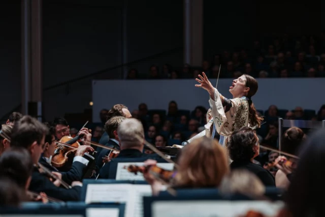 Viiden tähden Requiem ja seisaaltaan suosiota osoittanut tamperelaisyleisö!👏

⭐⭐⭐⭐⭐ Harri Hautala, Aamulehti

"Illan aikana tajusi, miksi Dalia Stasevska johtaa nykyisin maailman parhaita orkestereita."

"Lahden orkesteri vastasi Stasevskan taiteellisesti tinkimättömään toimintaan niin antaumuksella kuin neljän vuoden yhteistyön jälkeen voi parhaimmillaan odottaa. "

"Tampereen Oopperan kuoro loisti kotisalissaan vaihteeksi oratoriokuorona. Komeaan kuntoon oli Heikki Liimola kuoronsa virittänyt."

"Solistikvartetti teki Requiemista oopperamaista draamaa niin persoonallisilla sooloäänillään kuin moniulotteisella yhtyelaulullaankin."

Kiitos Sinfonia Lahti, Dalia Stasevska, Tampereen Oopperan kuoro ja Heikki Liimola, solistit Marjukka Tepponen, Tuija Knihtilä, Peter Lodahl ja Matti Turunen, taustajoukot sekä upeat yleisömme Lahdessa ja Tampereella. Yhteistyössä on voimaa! ❤️

Suurkiitos myös Jane ja Aatos Erkon säätiö, jonka arvokkaalla tuella tällaiset kulttuurielämykset ovat mahdollisia. 🙏

📸: Matias Ahonen

#TampereenOoppera #Tamperetalo @tamperetalo #SinfoniaLahti @sinfonialahti #DaliaStasevska @daliastasevskaofficial #MarjukkaTepponen #TuijaKnihtilä @tuijamezzo #PeterLodahl #MattiTurunen @bassohuminaa #TampereenOopperankuoro #Verdi #Requiem #Tampere