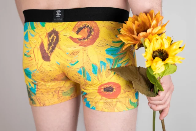 Van Gogh Alive -kesänäyttelyn yhteyteen nousee myös upea shop, josta löydät uniikkeja tuotteita muistoksi tai lahjaksi! 😍

Shopista löytyy esimerkiksi meidän omat unisex Van Gogh -bokserit, auringonkukkakuosilla tietysti🌻 Näiden lisäksi shopissa on upea koruvalikoima, julisteita, kortteja, magneetteja, erilaisia kahveja ja kolme erilaista t-paitamallia! Kun asioit shopissa, voit kantaa ostokset kotiin upeassa Van Gogh -paperikassissa 🛍️

Kesänäyttelyn shopissa pääsee käymään myös ilman näyttelylippua ☀️

#tamperetalo #vangoghalive #taidenäyttely #kesänäyttely #tampere #vincentvangogh #vangoghart