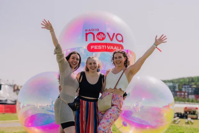 Upea festariviikonloppu takana! 😍 Kiitos kaikille 14 000 kävijälle, mahtaville artisteille ja juontajille, kumppaneille sekä kaikille, jotka olivat mukana mahdollistamassa Radio Nova Festivaalia 2025.

Esiintyjinä festivaalilla nähtiin Jason Derulo, Rita Ora, Alvaro Soler, Jenni Vartiainen, INNA, Juha Tapio, Gasellit, KAJ, Sam Feldt, Turisti, Vengaboys, BEHM, Blanka, Robin Packalen, Da Buzz, Sexmane, Jenny Berggren from Ace of Base, Mirella, Partamatti, Vesterinen yhtyeineen ja Elastinen 🔥

Viikonloppu oli ikimuistoinen ja sääkin suosi! Lisäksi festarikäyttöön korkattu Santalahden rantapuisto ihastutti tunnelmallaan ja tyylikkyydellään ☀️

Kiitos kun olit mukana!

Kuvat: Atte Mäläskä ja Anna-Kaisa Noki-Helmanen

@radionovafestival #radionovafestivaali #kesänparhaatmuistot #tampere